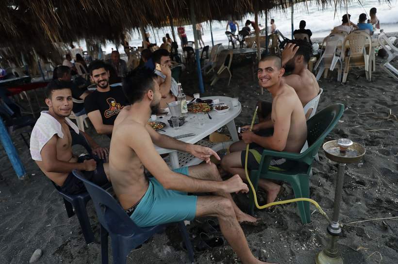 Назло войне: как отдыхают на пляже в Сирии