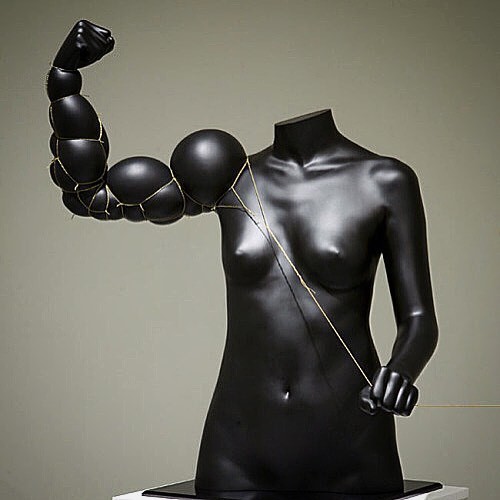 15 необычных скульптур, которые демонстрируют суть современного человечества 