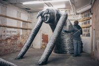 Британский художник превратил заброшенную фабрику в мавзолей гигантов