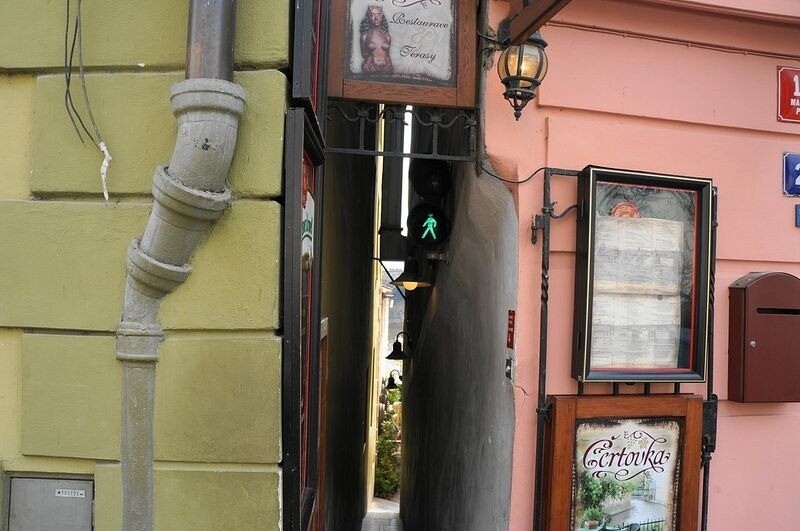 На самой узкой улочке Праги есть светофор, и там даже застревали пешеходы